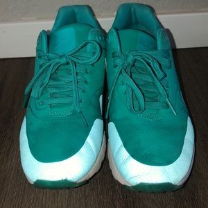 Women’s Nike tennis shoes